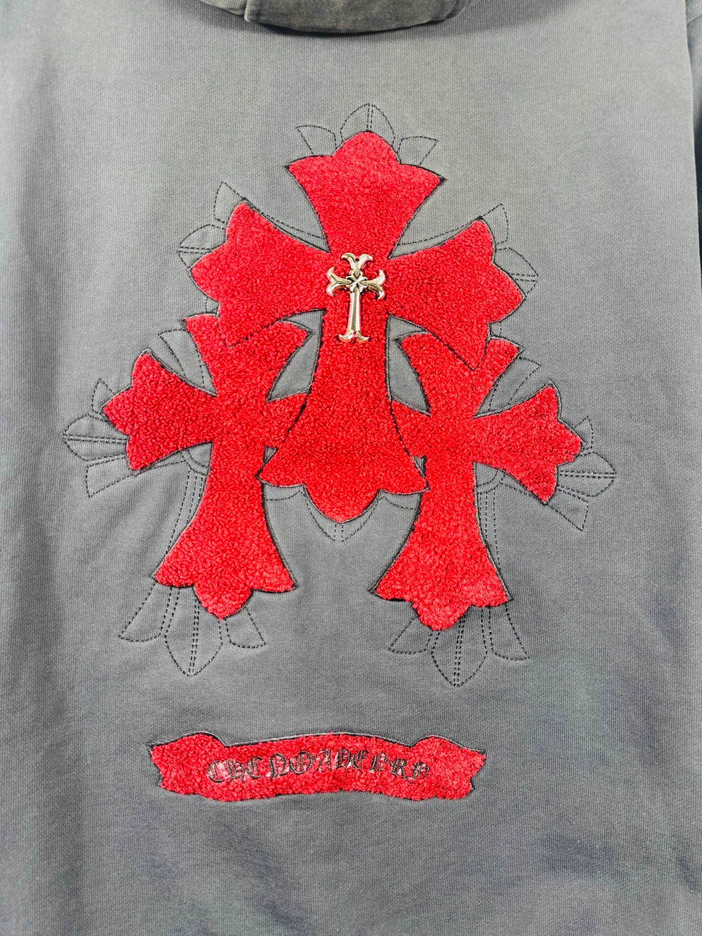 P380 top version, real shot without P, ​​different from market currency) 𝗖𝗵𝗿𝗼𝗺𝗲 𝗛𝗲𝗮𝗿𝘁𝘀/Cro Heart 2025 washed and burned flower patch embroidered autumn and winter new original single counter American patchwork 3D three-dimensional couple casual hooded cardigan sweatshirt 👑The highest version! Customized fabric 550g tripe terry fabric! American acid-washed and distressed original fabric, laser burning + leather embroidery, exquisite embroidery of letters! The best-selling model in the counter, very comfortable to wear. Accessories: original molded and authenticated collar label➕100% silk wash label. Genuine purchase-grade original hangtag➕matching hanging rope➕3D hanging beads➕original packaging bag. Craftsmanship: The original version has consistent wiring! The highest version of the armhole matching technique! Color: Gray Size: S M L XL Style No.: 6107
